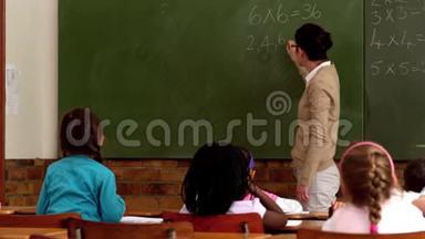 老师在课堂上教她的小学生数学